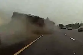 高速上突然爆胎 大卡车冲撞隔离栏侧翻！轮毂飞出，吓傻后车……图片
