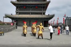 西安城墙金甲武士劝阻不文明 效果极好至今没有游客不听劝图片