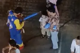 表演结束后，“小丑”主动留下给孩子们“编”气球：让每个小朋友开心图片