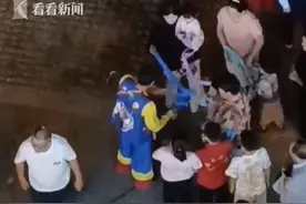 暖心！表演结束后 小丑演员主动留下为孩子编气球图片