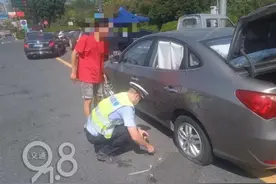 “不要命了！”男子竟在高速路上换备胎图片