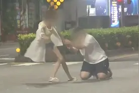情侣凌晨吵架将车违停路中间 男子跪地5分钟求原谅图片