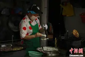 各地游客广西北海体验舌尖上的海滨假期图片