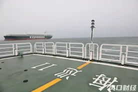 堵了苏伊士运河的长赐号靠泊青岛，将在北船重工维修20多天图片