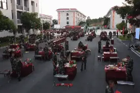 以青春之名，向祖国致敬|这场主题烧烤晚会燃爆了军营图片
