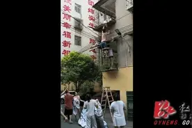 事发永州，女童头部卡入3楼防盗网！邻居上演“生命的托举”图片