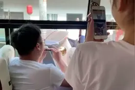 堵车偶遇新人结婚，男子吹唢呐送祝福……网友：凭实力要喜糖图片