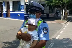 暖心！交警客串“新手奶爸”图片