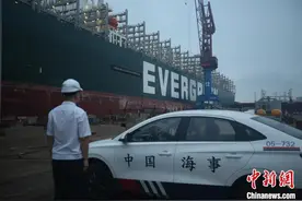 在苏伊士运河搁浅造成“世纪大堵塞”的“长赐”号抵达青岛维修图片