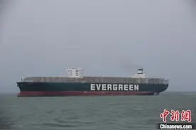 “长赐”号抵达青岛维修 曾在苏伊士运河搁浅造成“世纪大堵塞”图片