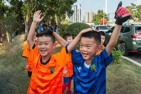 “晚报杯”上两对双胞胎的“足球梦”图片