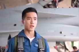 空军第一批三代机飞行学员驾歼-10首飞蓝天图片