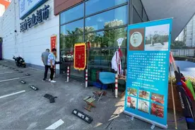 杭州城北迪卡侬运动超市前有个“武术超市”，你想学啥我教啥图片