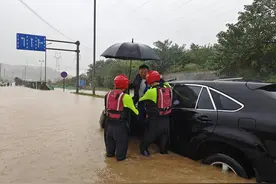 国庆假期 四川绵阳突降暴雨三人被困 消防冒雨成功救援图片