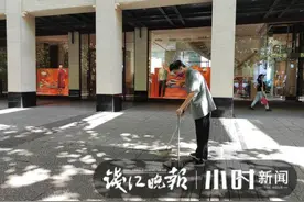 别人家的孩子又上热搜，杭州湖滨步行街，高二男生国庆兼职保洁7天赚1400图片