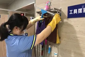 喜欢上海的理由｜外滩公厕保洁工：游客满意的目光就是“小确幸”图片