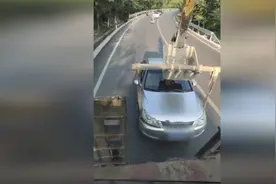 车主开挖掘机花式拖车，网友：办法总比困难多视频封面