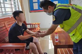 心真大！男孩半路上厕所，粗心家长竟开车离开……图片