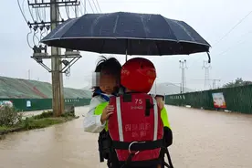 暴雨袭击四川绵阳 车辆涉水3人被困 消防员紧急营救图片