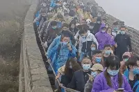 冻到崩溃！游客凌晨挤满厕所取暖，家长给娃包尿不湿避寒……图片