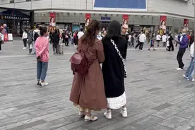 降温10度后 成都街头短袖风衣齐亮相图片