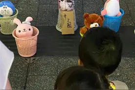 南宁街头有摊贩经营“活体宠物套圈”，当地市场监管部门已介入图片