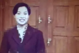 董卿26年前青涩旧照曝光，一头短发干净利落，下巴尖瘦苹果肌饱满图片