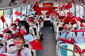 乘上专线巴士参观中共一大、二大、四大纪念馆，这个国庆假期，去寻访红色场馆图片