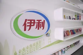 再乱发小心小命！消费者吐槽酸奶块有虫后收威胁短信，伊利回应希望消费者报警图片