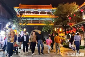 入夜华灯古城美图片