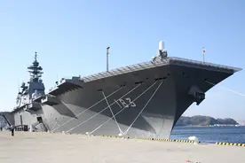 日本“航母化”驱逐舰首次起降战斗机图片