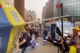 抗议者在街头推桌子、掀帐篷……这一幕发生在美国图片