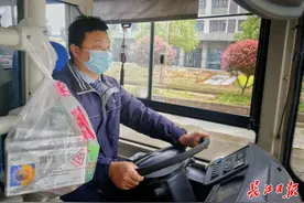 两年寒冬与酷暑，每天驾车五来回：一个人的公交线路图片