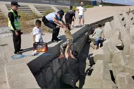 翻越海堤捡贝壳、爸妈电话不记得……国庆节“熊孩子”有多“熊”？图片