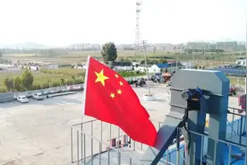 我要挂一面国旗丨冀荣祥：种地用上高科技“硬核”农机助村民颗粒归仓图片