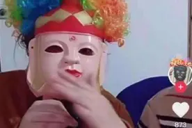 戴头套的郭老师咋这么快又复出？图片