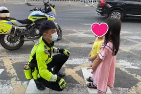 男女幼童游乐场刚认识携手出逃，马路边彷徨时碰上民警……图片