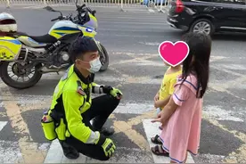 男女幼童游乐场刚认识携手出逃，马路边彷徨时碰上民警……图片