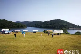 水库旁边，游客搭起帐篷“安营扎寨”给心灵放个假图片