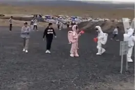 壹现场丨内蒙古有一处活火山火了 游客扮成“宇航员”拍大片图片
