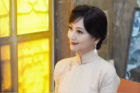 赵雅芝旗袍写真诠释东方美 端坐饮茶气质出尘图片