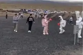 内蒙古有一处活火山火了 游客扮成“宇航员”拍大片图片