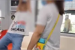 熊孩子拉着地铁车厢握把“荡秋千”家长在旁不劝不管图片