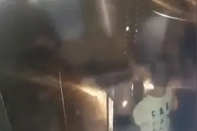 “熊孩子”电梯内小便导致失火被困，外卖小哥拨打119紧急救援图片