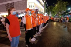 西湖边这位红衣小姐姐太吸睛！很多游客听她一开口就懵了：你是外国人？图片