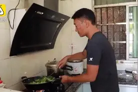 校长自费为留守儿童做饭疑“作秀”？回应：对孩子好，秀一秀也值图片