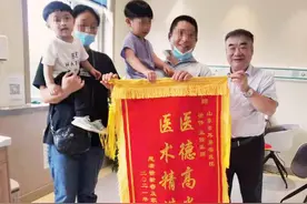两面锦旗背后｜1岁娃呼吸困难无法发声 专家联手帮他告别喉囊肿图片
