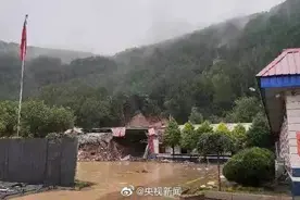 山西蒲县山体滑坡致4名值班交警遇难，警队院墙刚重修，近期曾被大雨冲塌图片