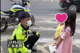 男女幼童游乐场刚认识就携手“出逃”，网友：这俩也是社交牛牛症图片