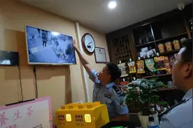 接警捡到现金 民警雨中奔波六小时找到失主图片